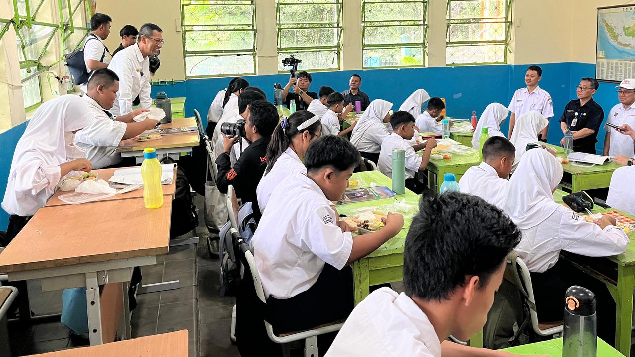 Heru Budi Uji Coba Makan Bergizi Gratis di SDN 01 dan SMPN 03 Manggarai, Ini Menunya