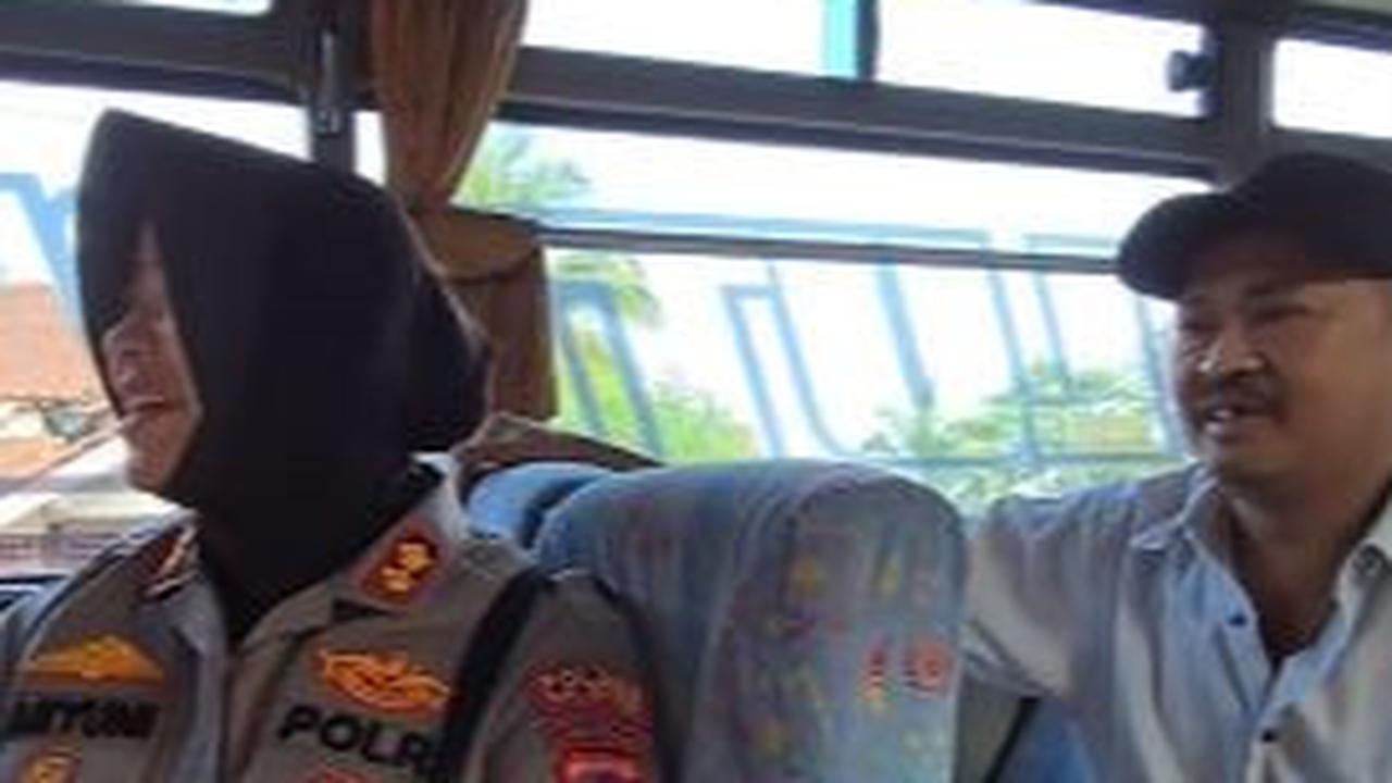 Aryuni menaiki bus kota setiap hendak pergi ke SMP.
