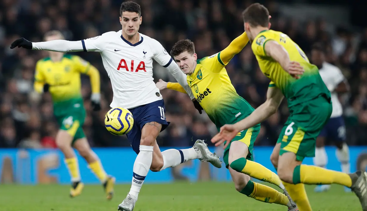 Gelandang Tottenham Hotspur, Erik Lamela berebut bola dengan bek  Norwich City, Sam Byram pada pekan ke-24 Liga Inggris di Tottenham Hotspur Stadium, London, Rabu (22/1/2020). Bermain di kandang sendiri, pemain Tottenham Hotspur harus susah payah menaklukkan Norwich City 2-1. (Adrian DENNIS/AFP)