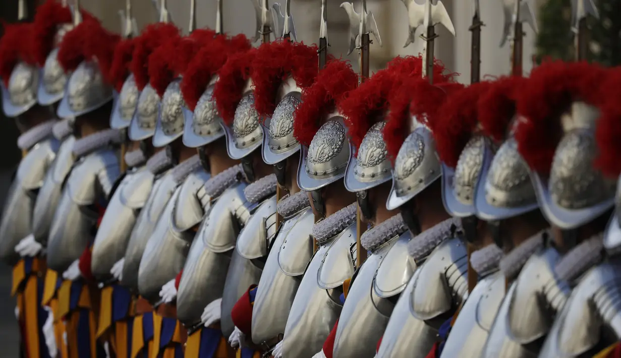 Garda Swiss, pasukan khusus pengawal Paus, berbaris rapi pada upacara pelantikan mereka, di Vatikan, Kamis (6/5/2021). Anggota baru dilantik setiap tahun pada 6 Mei sebagai peringatan dimana 147 tentara Swiss tewas saat membela Paus dalam peristiwa jatuhnya Roma pada 1527. (AP/Andrew Medichini)
