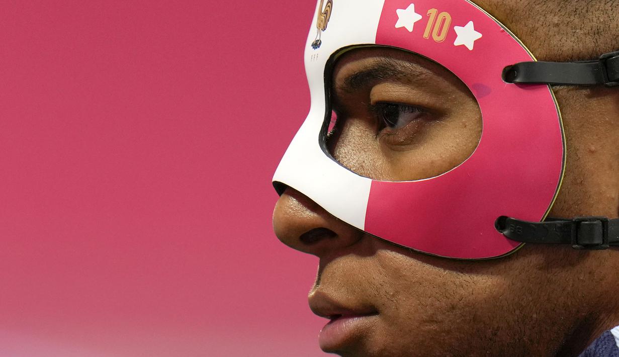 Pemain Prancis, Kylian Mbappe dengan topengnya saat sesi latihan jelang laga melawan Belanda pada laga Grup C Euro 2024 di Leipzig Stadium, Leipzig, Jerman, Kamis (20/06/2024) waktu setempat. (AP Photo/Hassan Ammar)