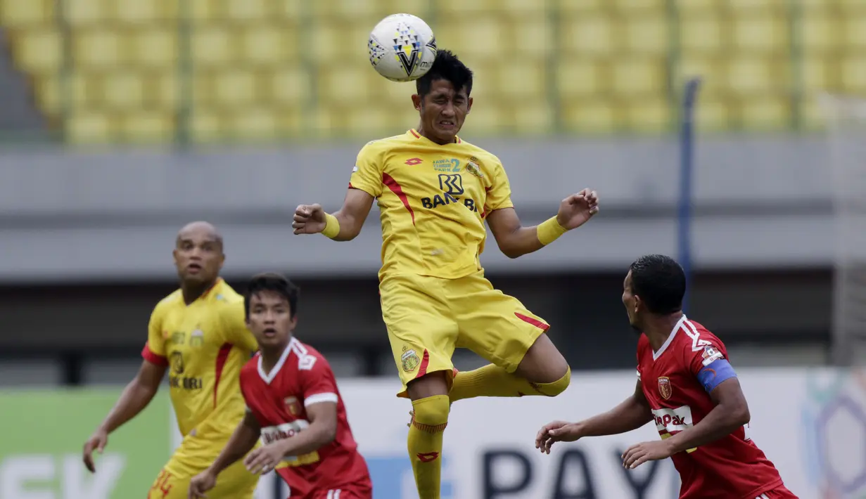 Bek Bhayangkara FC, I Putu Gede, menyundul bola saat melawan Perseru Badak Lampung FC pada laga Liga 1 2019 di Stadion Patriot, Bekasi, Jumat (16/8). Bhayangkara FC takluk 0-1 dari Perseru Badak Lampung FC. (Bola.com/M Iqbal Ichsan)