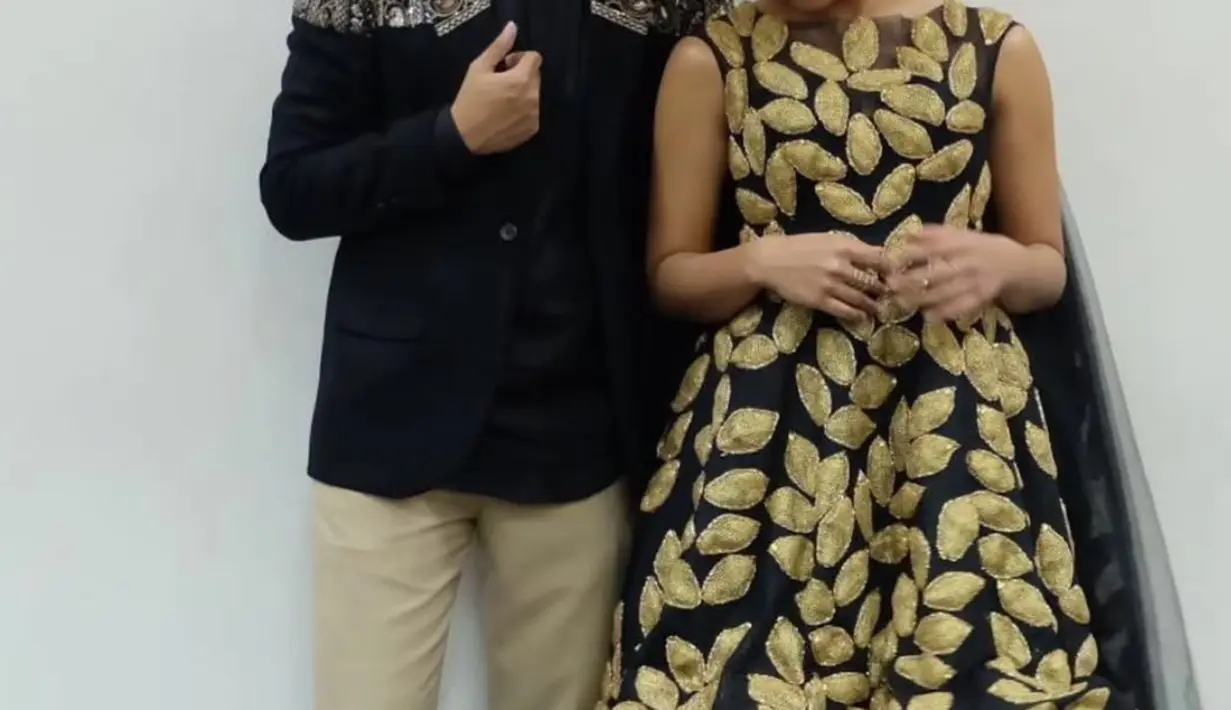 Yura Yunita menguggah potret dirinya bersama sahabatnya, Vidi yang kala itu mengenakan jas hitam dihiasi beads. [@yurayunita]