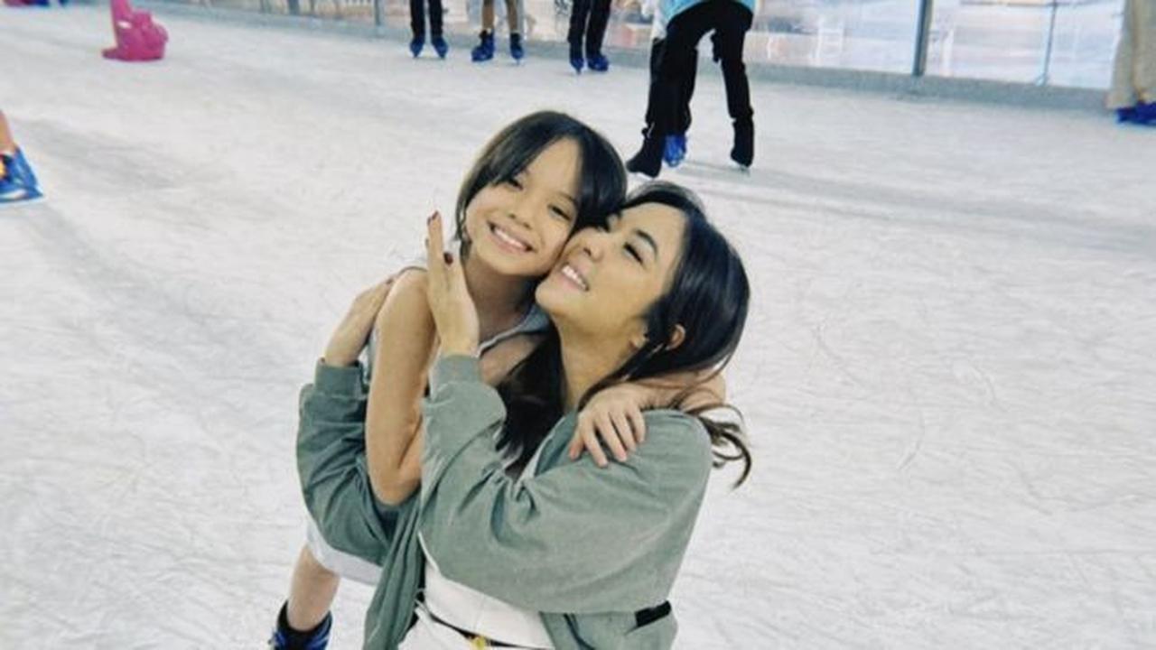 7 Potret Kekompakan Gisel dan Gempi Ice Skating Bareng, Seru Bak Kakak ...