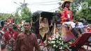 Keluarga dari mempelai pria, Muhammad Bobby Afif Nasution berada di kereta kencana menuju Graha Saba Buana, Solo, Rabu (8/11). Kahiyang Ayu dan Bobby Nasution menggunakan kereta kencana menuju lokasi akad nikah mereka. (Liputan6.com/Angga Yuniar)