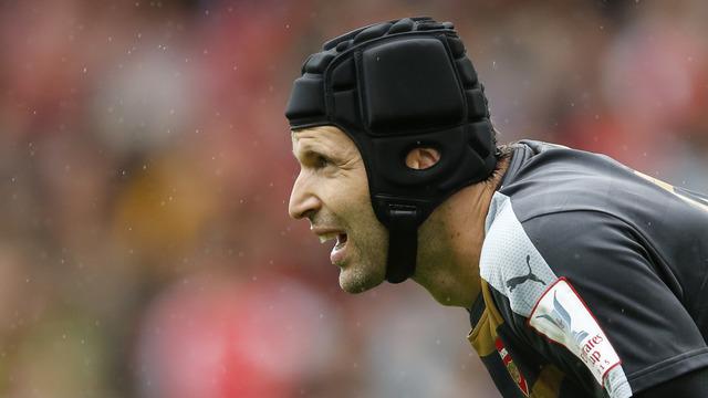 Petr Cech kiper baru Arsenal eks Chelsea diserbu oleh fans Arsenal saat hendak meninggalkan Stadion Emirates di London.