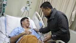 Imam Nahrawi saat menjenguk mantan Petinju legendaris Indonesia, Ellyas Pical di RS Harapan kita, Jakarta, Sabtu (18/2). Ellyas mengeluh sakit pada Selasa (14/2) namun baru dibawa ke rumah sakit dua hari kemudian. (Dok. Humas Kemenpora)