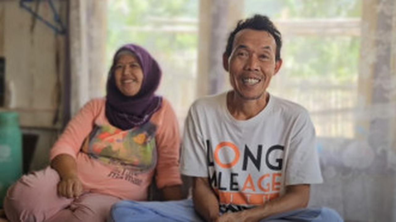 Tetap Bahagia, Pasangan Beda Usia Ini Tinggal di Rumah Gubuk Terpencil