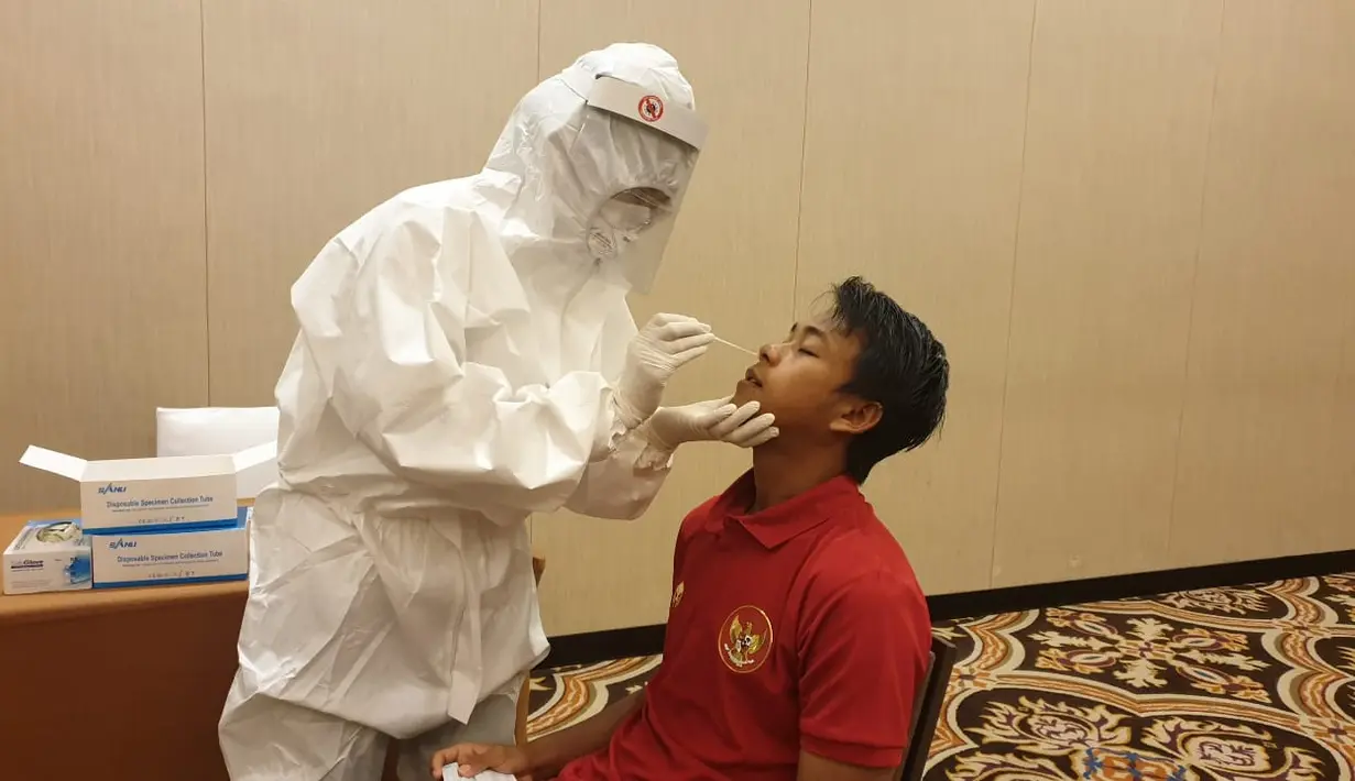 Pemain Timnas Indonesia U-19, Mochammad Supriadi, mengikuti tes Swab di di Hotel Fairmont, Jakarta, Kamis (30/7/2020). Pemain senior dan pemain U-19 melakukan tes Swab jelang pemusatan Latihan. (Dokumentasi PSSI)
