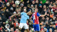 Pemain Manchester City, Fabian Delph melakukan sundulan saat berebut bola dengan pemain FC Basel, Valentin Stocker pada leg pertama babak 16 besar Liga Champions di St. Jakob Park, Rabu (14/2). Manchester City menang 4-0. (Walter Bieri/Keystone via AP)