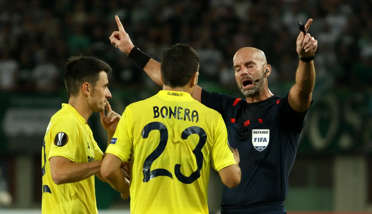 Wasit Stefan Johannesson asal Swedia menolak protes yang dilakukan pemain Villarreal CFdi laga fase grup Liga Europa di Stadion Ernst Happel, Wina, Austria, Kamis (18/9/2015) dini hari WIB. (Bola.com/Reza Khomaini)