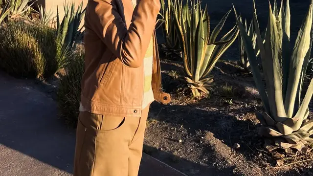 Gaya Stylish Yuki Kato di Maroko, Outfit Serba Nude yang Selaras dengan Lanskap Kota