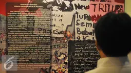 Pengunjung melihat naskah pidato pengunduran diri Presiden Soeharto   di Museum Arsip Nasional RI, Jakarta, Rabu (22/7/2015). Museum tersebut menyimpan ribuan arsip dari era tahun 1600 tentang sejarah negara Indonesia. (Liputan6.com/Herman Zakharia) 