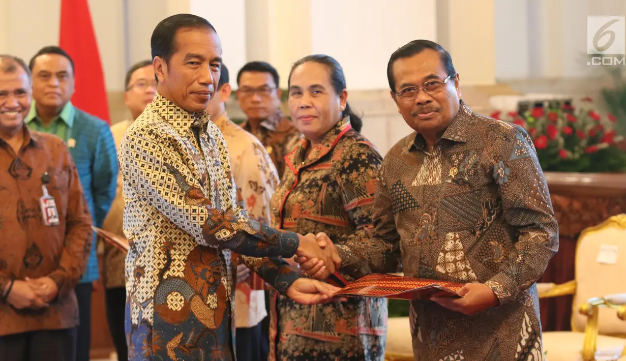 Presiden Joko Widodo bersalaman dengan 	Jaksa Agung HM Prasetyo usai menyerahkan dokumen Strategi Nasional (Stranas) Pencegahan Korupsi di Istana Negara, Jakarta, Rabu (13/3). (Liputan6.com/Angga Yuniar)