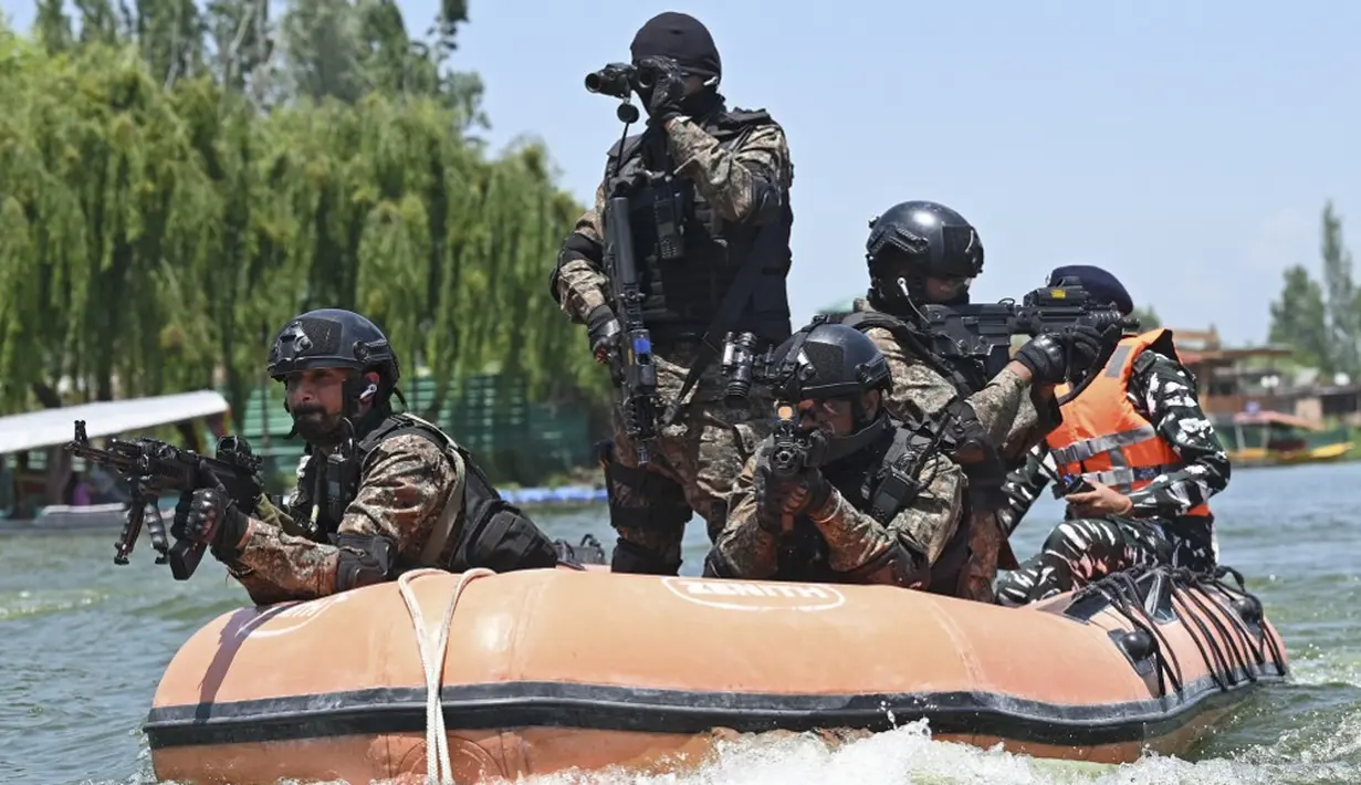 <p>Sejak 2019 Kashmir yang dikenal dengan perbukitan kaki Himalaya menjadi tujuan wisata domestik. Sebagian besar hotel sudah dipesan selama berbulan-bulan sebelumnya. (TAUSEEF MUSTAFA/AFP)</p>