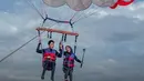 Ria Ricis dan Teuku Ryan rupanya senang menjajal wahana ekstrem. Keduanya juga naik Parasailing dengan pemandangan laut yang indah. Meski berada di ketinggian, mereka sangat begitu bahagia tanpa rasa takut. (Liputan6.com/IG/@riaricis1795)