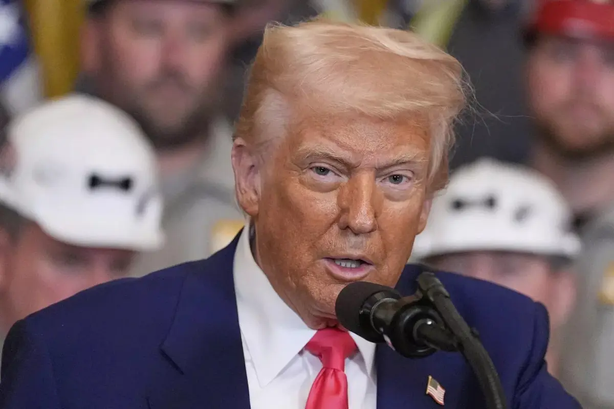 Presiden AS Donald Trump berpidato dalam sebuah acara tentang produksi energi di East Room Gedung Putih, Selasa, 8 April 2025, di Washington. (AP/Alex Brandon)