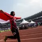 Pelari Indonesia, Tiarani Karisma Evi melakukan selebrasi usai meraih medali emas Asian Para Games cabang atletik nomor lari 100 meter T42 / T63 di SUGBK, Jakarta, Rabu (10/10). Evi mencatatkan waktu 14,98 detik. (Bola.com/Vitalis Yogi Trisna)