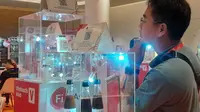 Salah satu pengunjung Fi Asia Thailand 2025 tengah mengamati produk buatan mahasiswa negara tersebut yang punya potensi dipasarkan.