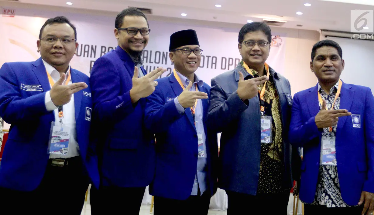 Wakil Ketua Umum PAN Hanafi Rais (kedua kiri), Ketua DPP PAN Yandri Susanto (tengah) dan pengurus DPP PAN foto bersama usai penyerahan berkas pengajuan bakal caleg PAN di kantor KPU, Jakarta, Selasa (17/7). (Liputan6.com/Johan Tallo)