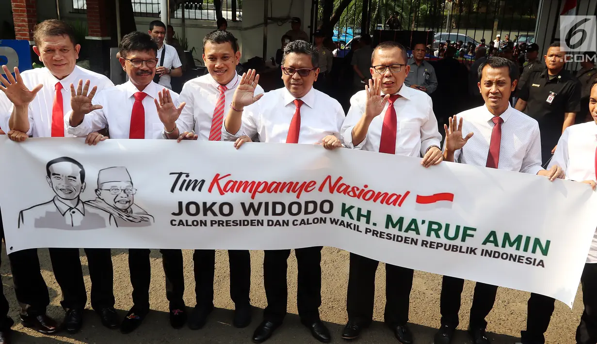 Sembilan sekjen parpol Koalisi Indonesia Kerja melengkapi sejumlah berkas, termasuk struktur tim kampanye nasional (TKN) untuk pasangan bakal capres dan cawapres, Jokowi-Ma'ruf Amin ke KPU. (liputan6.com/Johan Tallo)