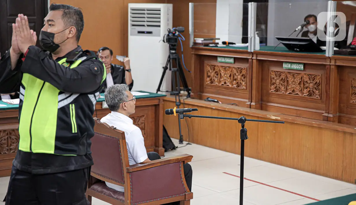 Petugas menunjukkan isyarat saat terdakwa Agus Nurpatria akan menjalani sidang perdana di Pengadilan Negeri Jakarta, Rabu (19/10/2022). Agus Nurpatria menjalani sidang dengan agenda pembacaan surat dakwaan kasus obstruction of justice atau perintangan proses penyidikan terkait perkara dugaan pembunuhan berencana terhadap Nofriansyah Yosua Hutabarat atau Brigadir J. (Liputan6.com/Faizal Fanani)