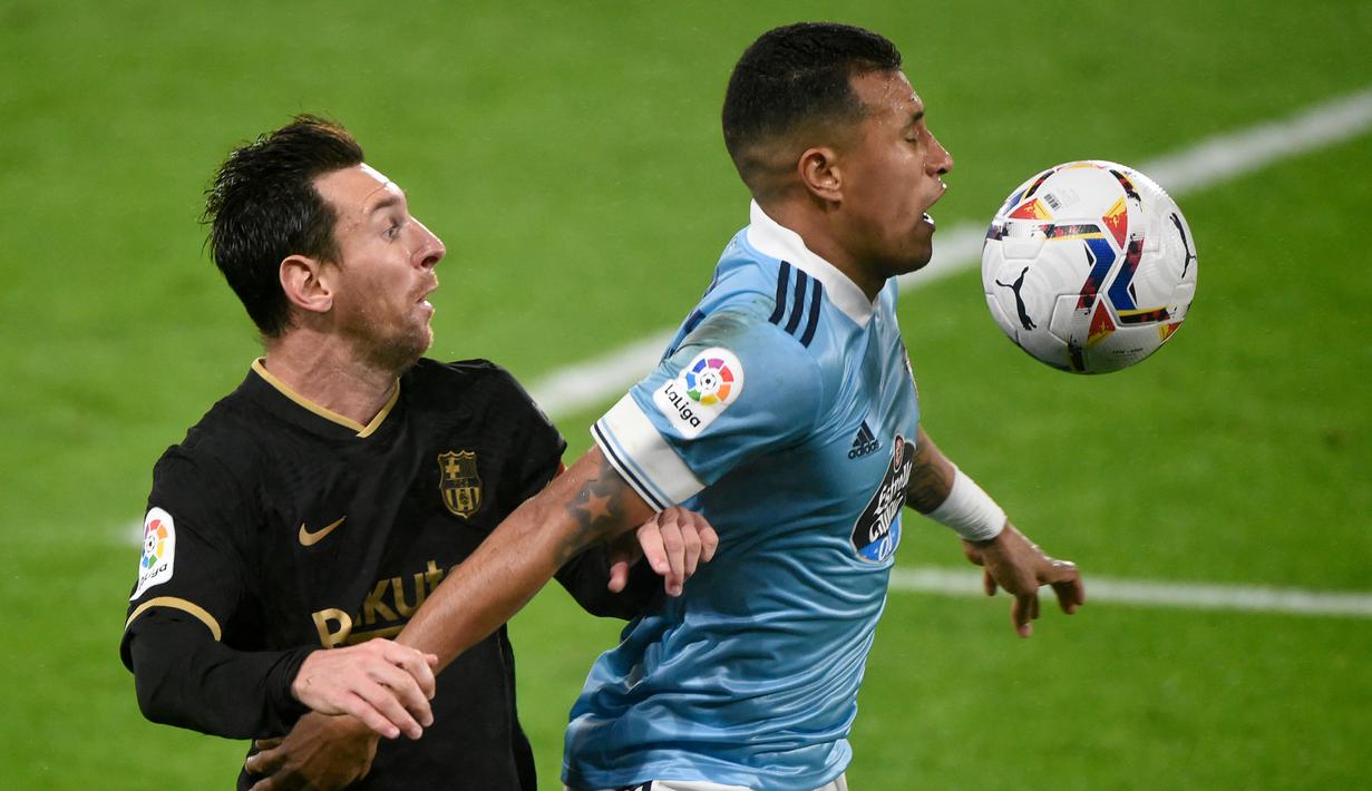 Penyerang Barcelona, Lionel Messi, berebut bola dengan bek Celta Vigo, Jeison Murillo, pada laga lanjutan Liga Spanyol di Stadion Balaidos, Jumat (2/10/2020) dini hari WIB. Barcelona menang 3-0 atas Celta Vigo. (AFP/Miguel Riopa)
