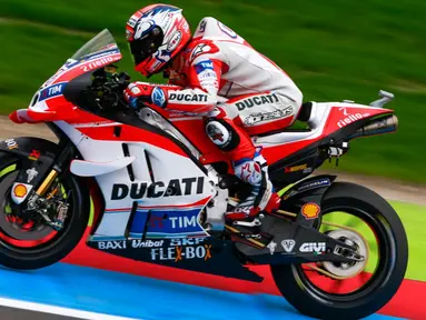 Pebalap Ducati, Andrea Dovizioso, merebut pole position MotoGP Assen setelah menjadi yang tercepat pada sesi kualifikasi, Sabtu (25/6/2016). Dovizioso mencatatkan waktu lap tercepat 1 menit 45,246 detik. (Bola.com/Twitter/MotoGP)