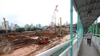 Seorang warga berjalan di samping proyek pembangunan Pasar Rumput, Manggarai, Jakarta, Rabu (8/2). Pasar ini nantinya akan dijadikan pasar yang terintegrasi dengan rusunawa. (Liputan6.com/Angga Yuniar)