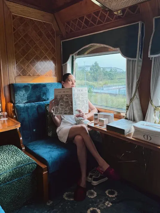 Alyssa Daguise menjelma menjadi Miss Dior dengan outfit kasual serba Dior [@alyssadaguise]