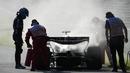 Drama lain terjadi pada Lap 18, yakni ketika mobil dari pembalap Mercedes, George Russell mengalami kebakaran. (AP/Pool/Simon Baker)