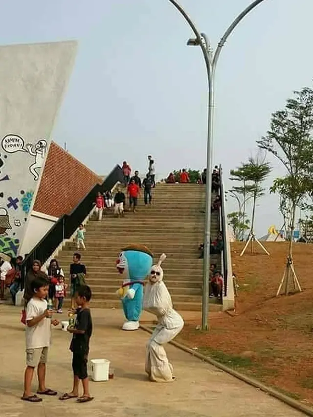 Gagal Seram, Ini 6 Potret Orang Dandan Seperti Pocong di Siang Hari Ini Kocak