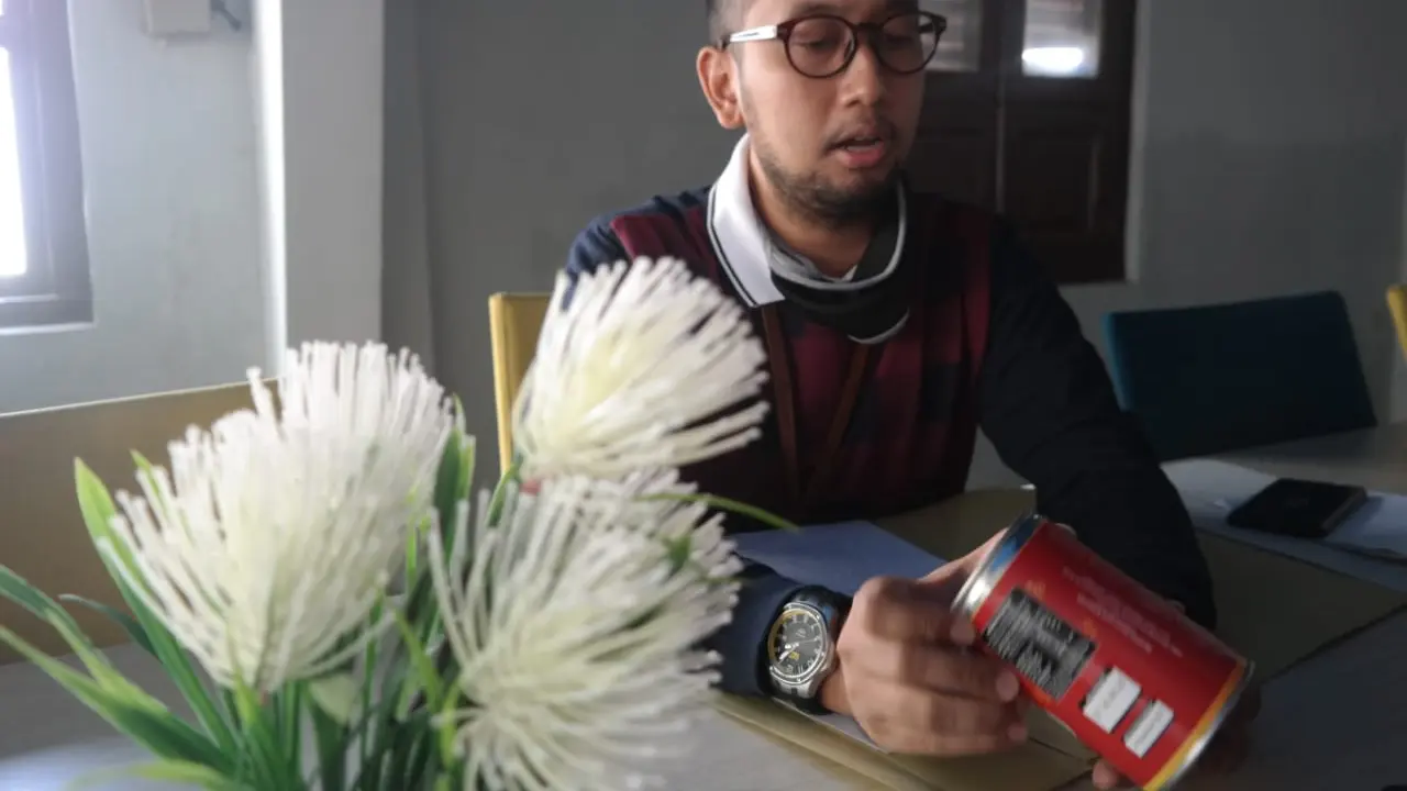 Temuan Bandeng Kaleng BSNT Cacat Produksi, Bumdesma Pati Minta Maaf. (Foto: Liputan6.com/Ahmad Adirin)
