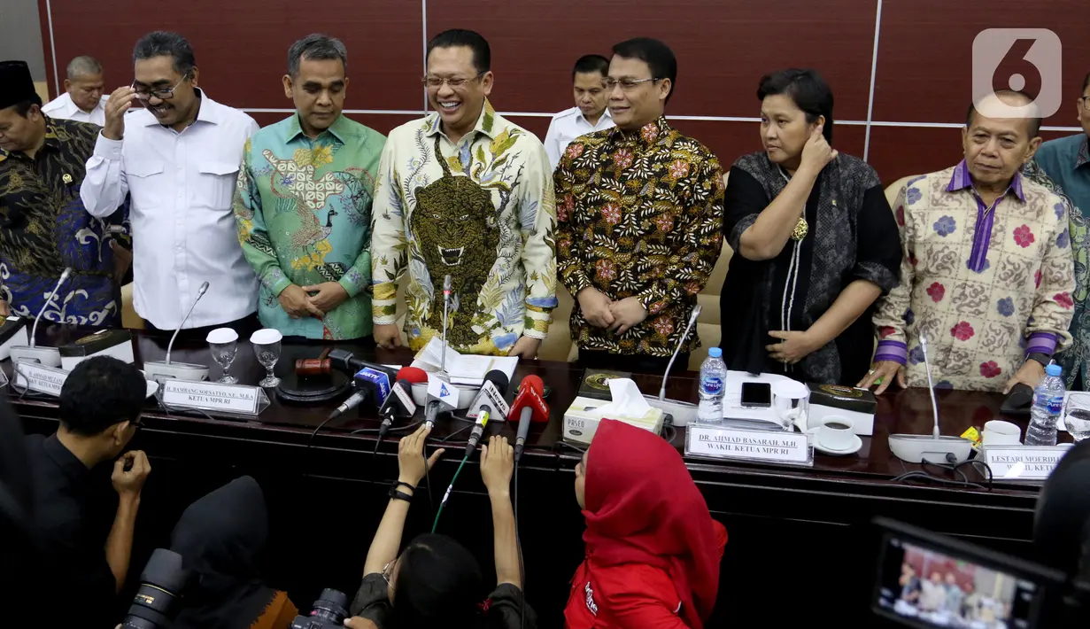 Ketua MPR Bambang Soesatyo (tengah) memberi keterangan usai memimpin rapat pimpinan di Kompleks Parlemen, Jakarta, Senin (14/10/2019). MPR menyepakati pelantikan Joko Widodo-Ma'ruf Amin sebagai Presiden dan Wakil Presiden periode 2019-2024 digelar pada 20 Oktober 2019. (Liputan6.com/JohanTallo)
