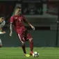 Pemain Timnas Indonesia, Alberto Goncalves (kanan) melewati adangan pemain Korea Selatan U-23 pada laga uji coba di Stadion Pakansari, Bogor, (23/6/2018).  Indonesia U-23 kalah 1-2 dari Korea U-23. (Bola.com/Nick Hanoatubun)