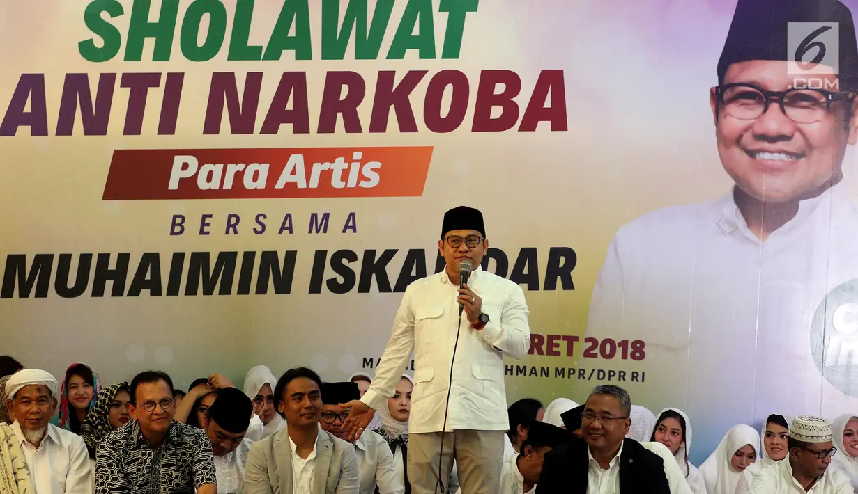 Ketua Umum PKB Muhaimin Iskandar bersama selebriti Tanah Air menghadiri Sholawat Anti Narkoba di Komplek Parlemen, Senayan, Selasa (6/3). Selawat ini juga sebagai cara untuk menjauhkan bangsa Indonesia dari kejahatan narkoba. (Liputan6.com/Johan Tallo)