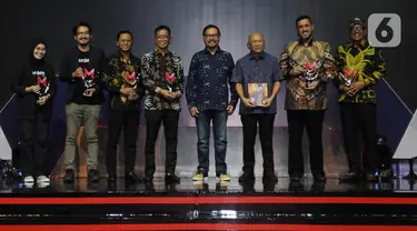 CEO Kapanlagi Youniverse (KLY) Steve Christian (kelima kiri) dan Menteri Koperasi dan Usaha Kecil Menengah Teten Masduki berfoto bersama penerima Merdeka Awards di di Gedung SCTV Tower, Jakarta, Rabu (30/8/2023). (merdeka.com/Imam Buhori)