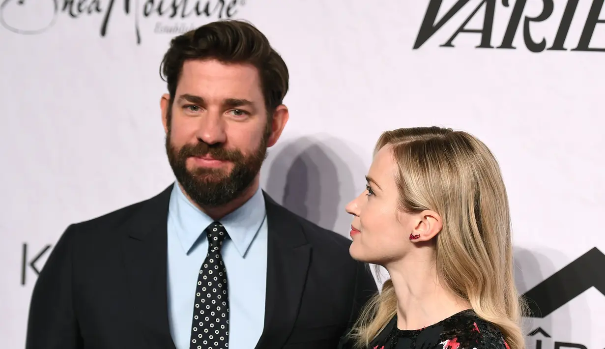 Sang istri, Emily Blunt bahkan menawarkan untuk membatalkan makan malam mereka saat John memberi tahu hal tersebut. (ANGELA WEISS / AFP)