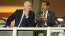 <p>Presiden RI, Joko Widodo berbincang dengan Presiden FIFA, Gianni Infantino saat acara pembukaan Piala Dunia U-17 2023 di Stadion Gelora Bung Tomo, Surabaya, Jumat (10/11/2023) malam WIB. (Bola.com/Bagaskara Lazuardi)</p>