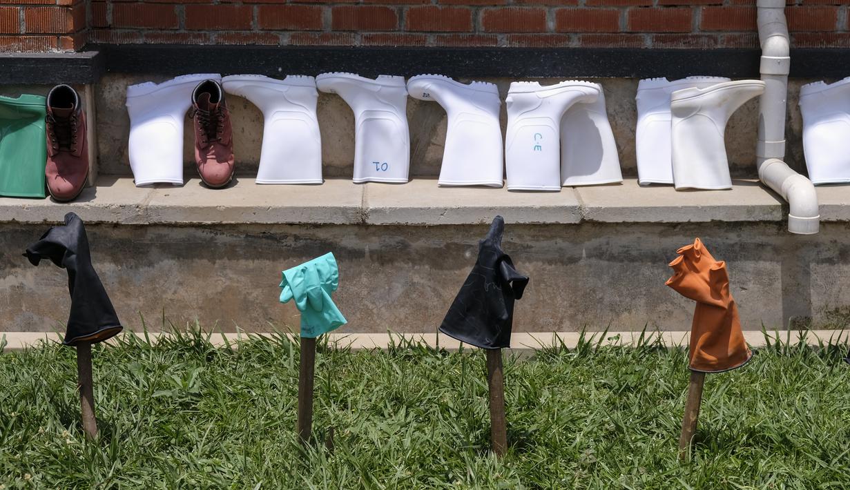 Peralatan pelindung diletakkan di luar hingga kering setelah didesinfeksi, di luar bagian isolasi Rumah Sakit Rujukan Regional Entebbe di Entebbe, Uganda Kamis, 20 Oktober 2022. Pejabat WHO mengatakan pada Kamis (20/10), Wabah Ebola di Uganda berkembang pesat dalam sebulan yang membuat situasi yang sulit bagi petugas kesehatan di lapangan. (AP Photo/Hajarah Nalwadda)