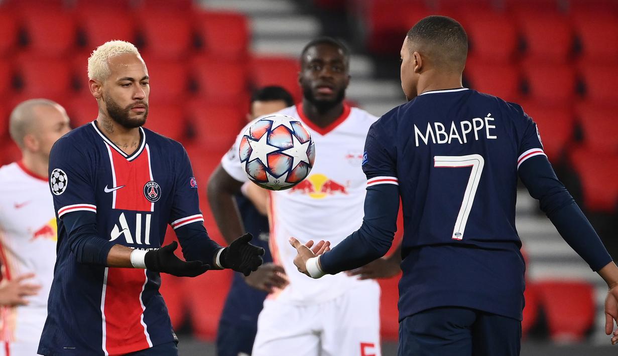 Striker Paris Saint Germain, Kylian Mbappe (kanan), memberikan bola kepada rekannya, Neymar, untuk melakukan eksekusi penalti dalam laga lanjutan Liga Champions 2020/21 melawan RB Leipzig di Parc des Princes Stadium, Paris, Rabu (25/11/2020). PSG mengalahkan Leipzig 1-0. (AFP/Franck Fife)