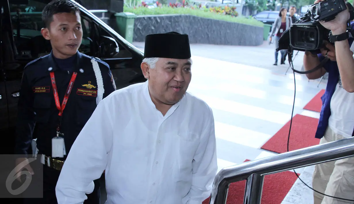 Ketua Pengurus Pusat Muhammadiyah Din Syamsuddin saat tiba di Gedung KPK, Jakarta, Kamis (25/6/2015). Kedatangannya untuk menolak rencana DPR melakukan revisi Undang-Undang Nomor 30 Tahun 2002 tentang KPK. (Liputan6.com/Helmi Afandi)