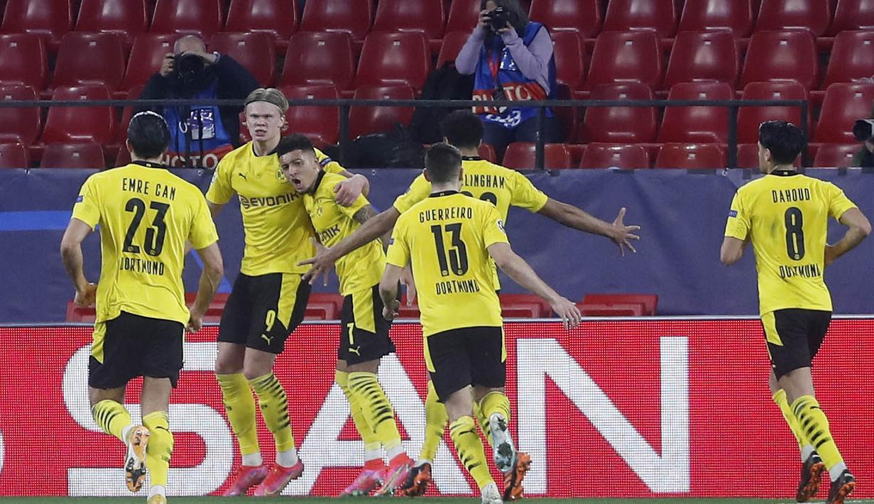 Para pemain Borussia Dortmund  merayakan gol yang dicetak oleh Erling Haaland ke gawang Sevilla pada laga Liga Champions di Stadion Ramon Sanchez Pizjuan, Kamis (18/2/2021). Dortmund menang dengan skor 2-3. (AP/Angel Fernandez)