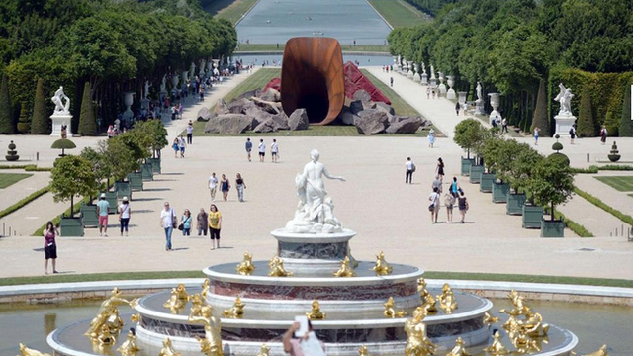 Patung Vagina Karya Anish Kapoor Tuai Pro-Kontra