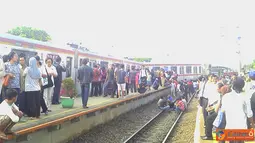 Citizen6, Bojong Gede: KRL Commuter Line Jakarta-Bogor keluar jalur di Stasiun Cilebut, Bogor pada, Kamis (4/10). Diduga Bantalan pada Rel dirusak sehingga KA menjadi anjlok. (Pengirim: Bli Made)
