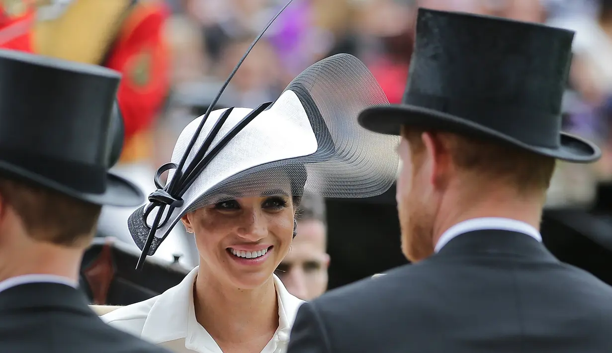 "Harry melakukan apapun yang ia bisa untuk mendistraksi Meghan dan membuatnya tersenyum," ujar seorang sumber. (DANIEL LEAL-OLIVAS / AFP)