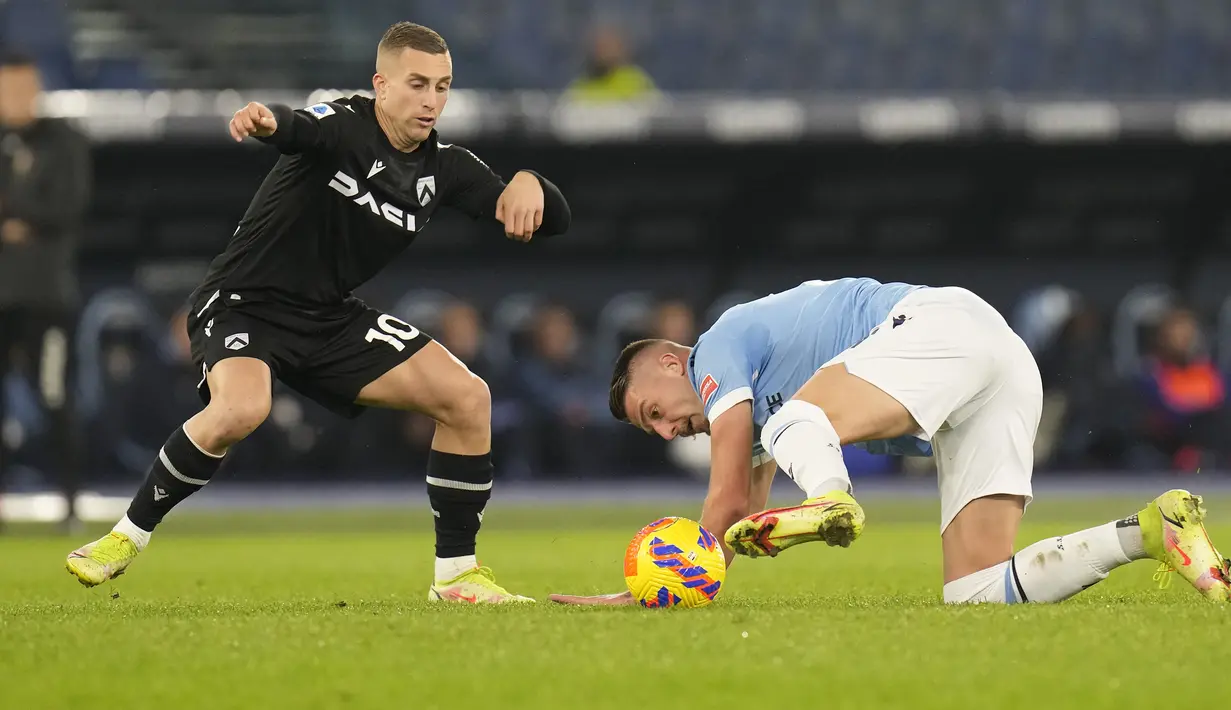 Di awal babak pertama laga berjalan sengit, khususnya di sektor lini tengah permainan. Duel antara gelandang Udinese Gerard Deulofeu (kiri) dan gelandang Lazio Sergej Milinkovic-Savic kerap terjadi. (AP/Gregorio Borgia)