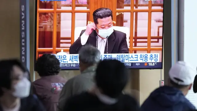Pemimpin Korea Utara Kim Jong-un selama program berita, Sabtu, 14 Mei 2022. (AP Photo/Ahn Young-joon)