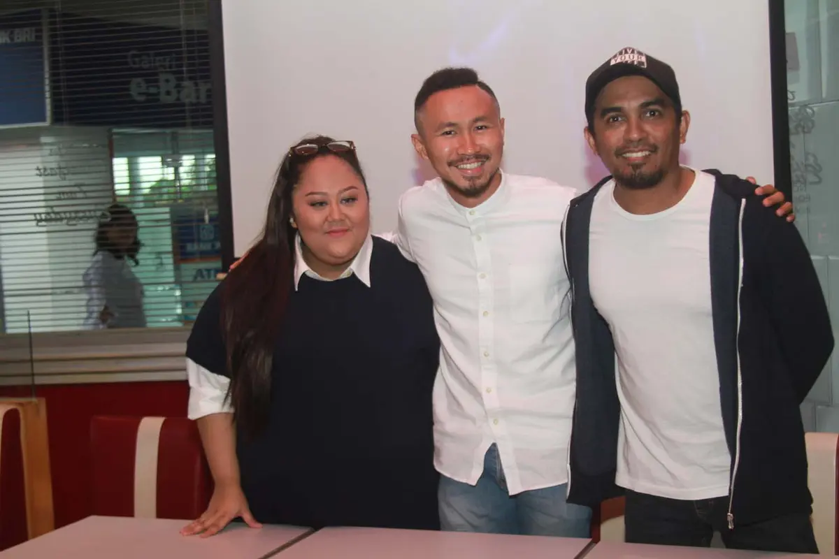 Glenn Fredly bersama dengan penyanyi Bakhes