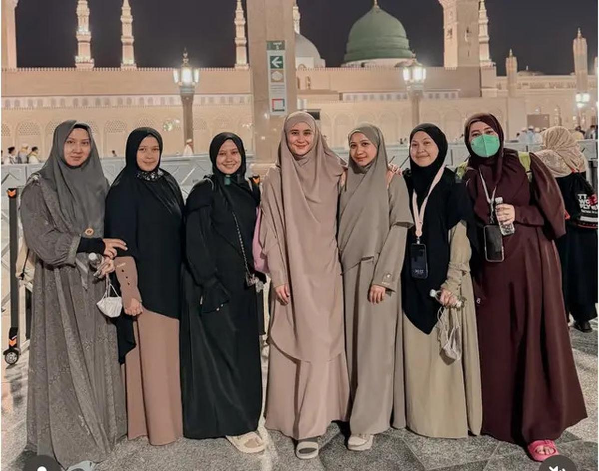 Begini Potret Tampilan Irish Bella dan Ryana Dea saat Melaksanakan Haji 2025